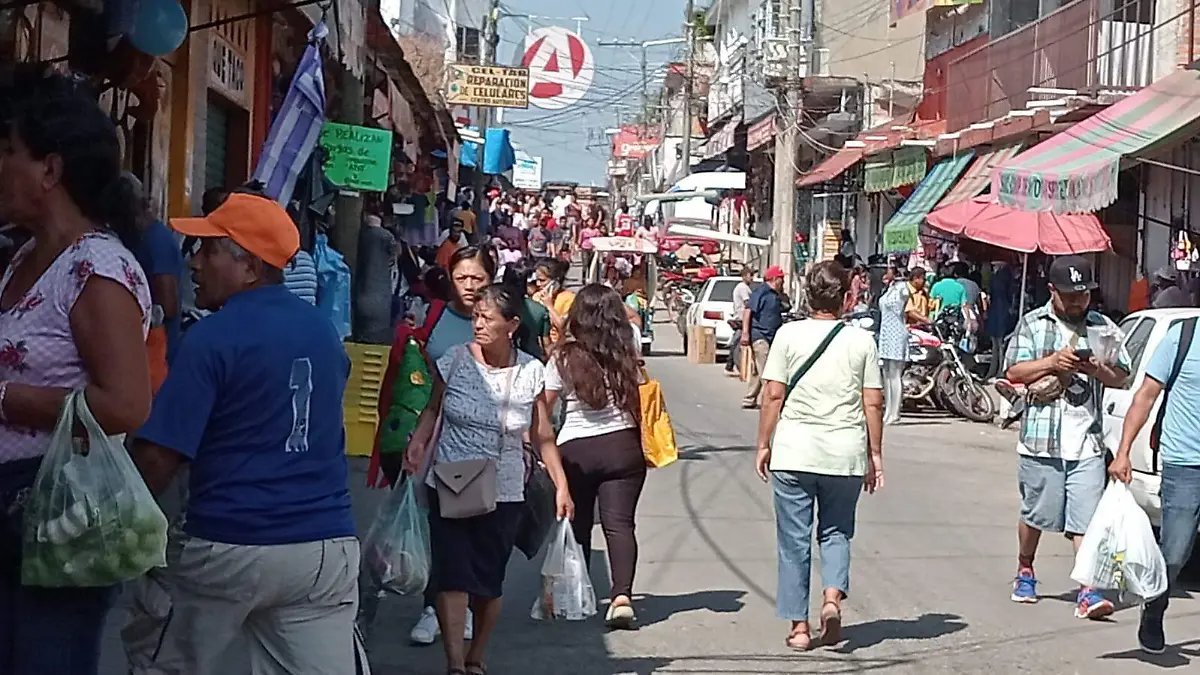 personas caminando en el mercado de Huixtla